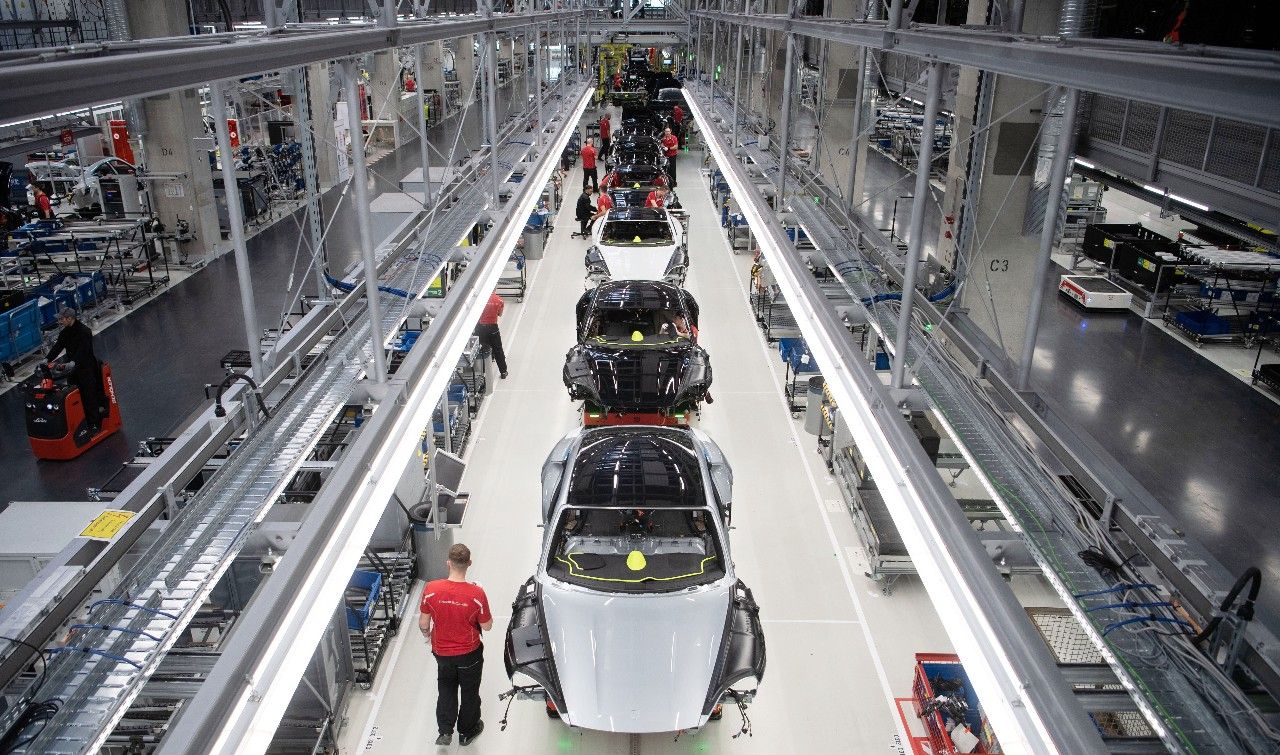 保时捷公司员工组装一辆正在生产中的保时捷taycan