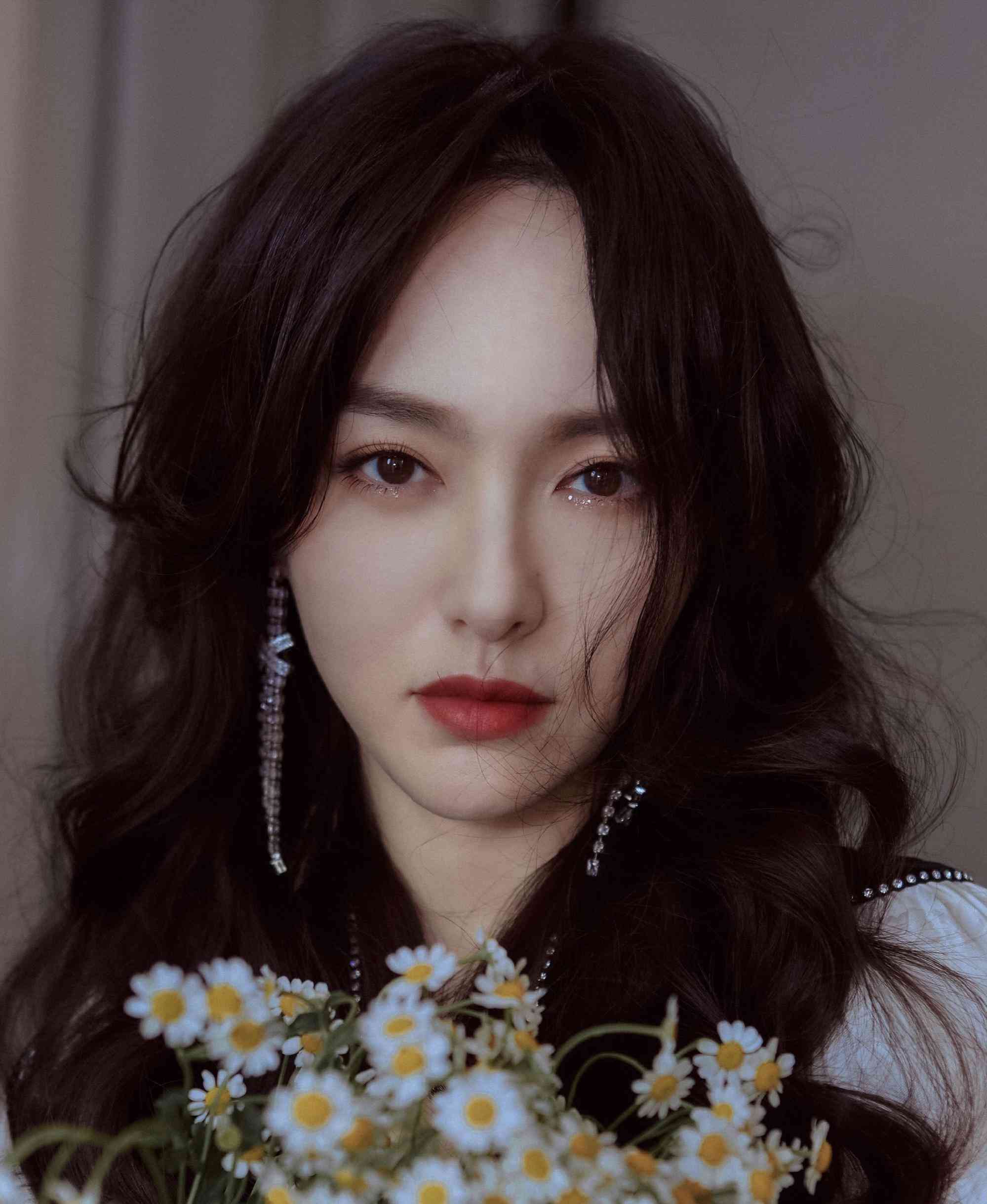 唐嫣工作室更换头像,蕾丝长裙黑色镶边,优雅大气成熟感爆棚