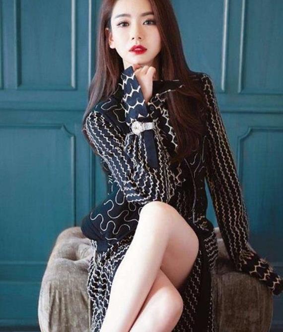 又被戚薇惊艳到了穿短西服短裙搭配长衬衫竟高级时尚让人感叹