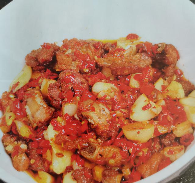 生炒排骨成菜口感细嫩但不软烂鲜辣与蒜香交织