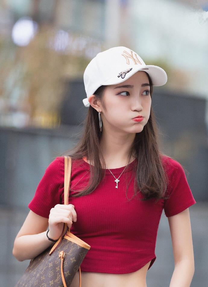 时尚穿搭红色t恤衫搭配牛仔裤运动鞋