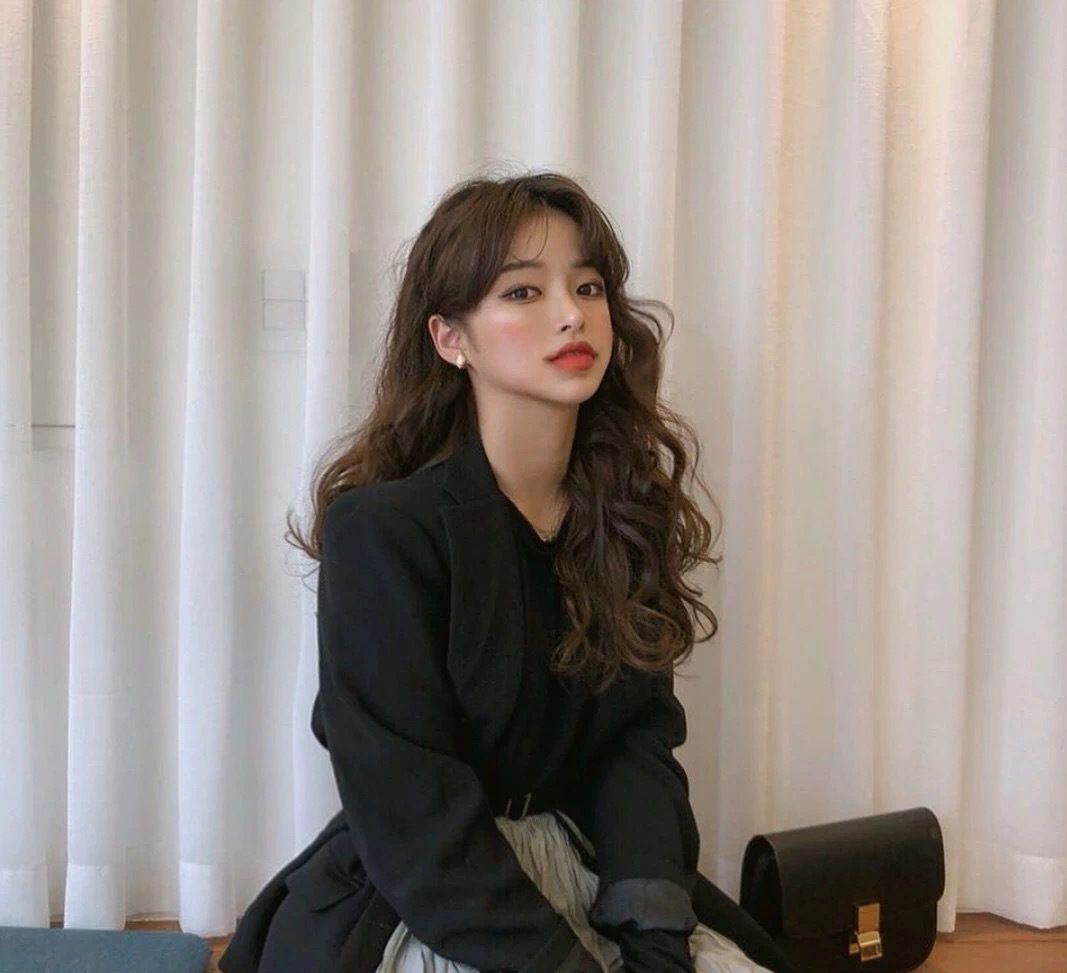 2019秋冬高人气的中长发蛋卷头发型好看又温暖做气质女性