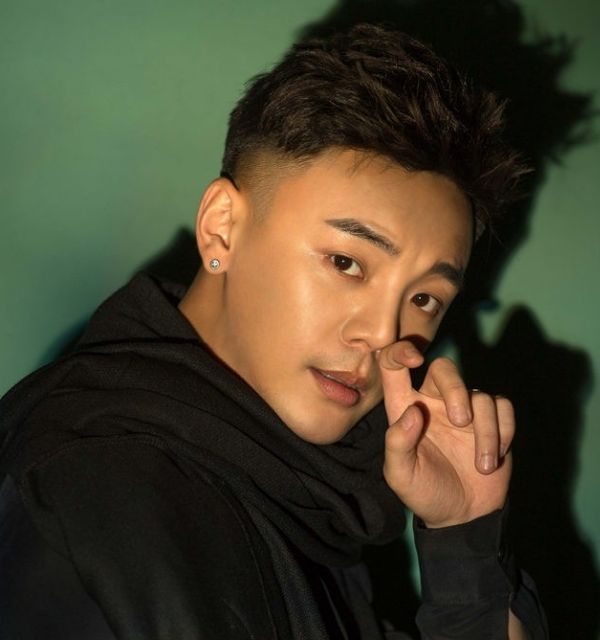 演员曹璐,初冬帅气休闲图片,展现多样魅力