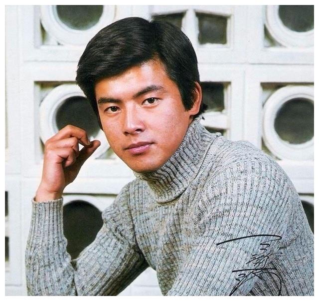 他被称为"东方极致美男",一生只谈一次恋爱,与"樱花女神"山口百惠成为