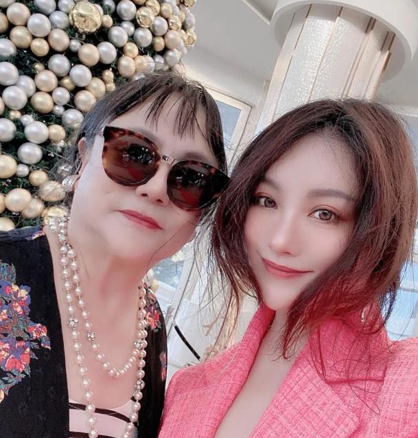 沈腾亲姐姐沈娜获赞五官立体长相精致一家人都颜值在线
