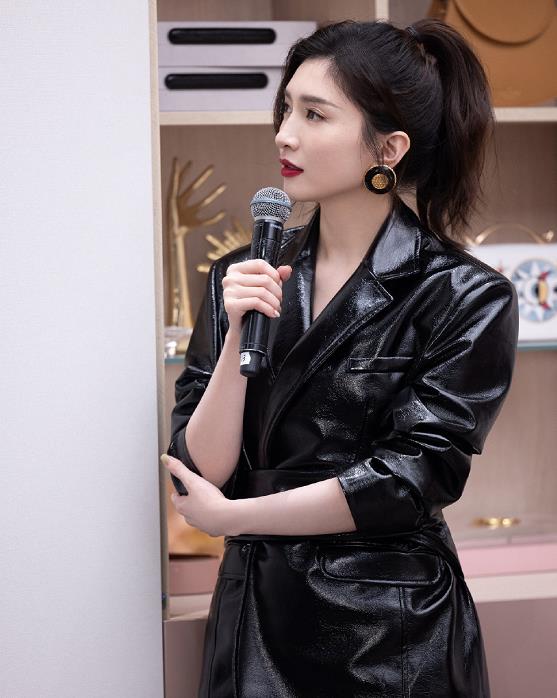 在为品牌直播的造型中,江疏影高扎马尾的发型身穿皮夹克又酷又美