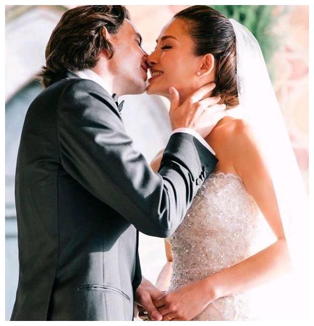 周汶锜法籍老公出轨外籍新欢出门聚会不戴口罩