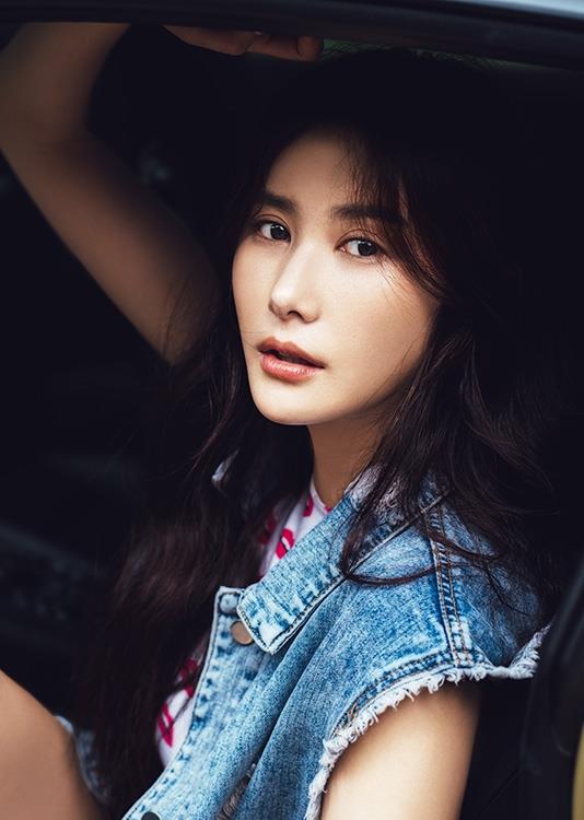 演员高可儿写真简约时尚,身材堪称完美_高清图集_新浪网