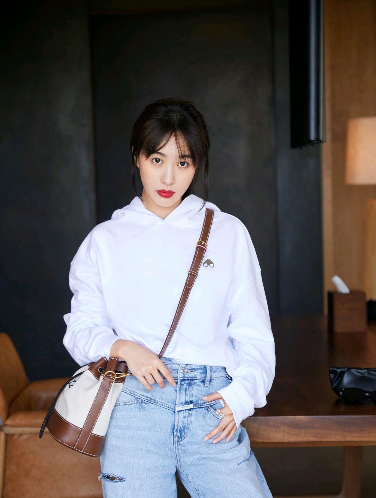 还是李菲儿厉害,穿白色卫衣配牛仔裤,减龄又好看