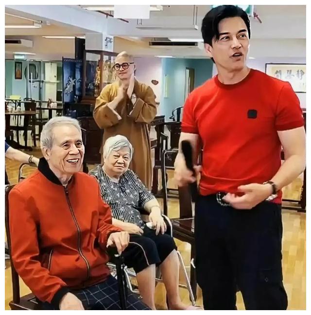 64岁吕良伟养老院探望老人,同为老人差距真大,网友:真正逆生长