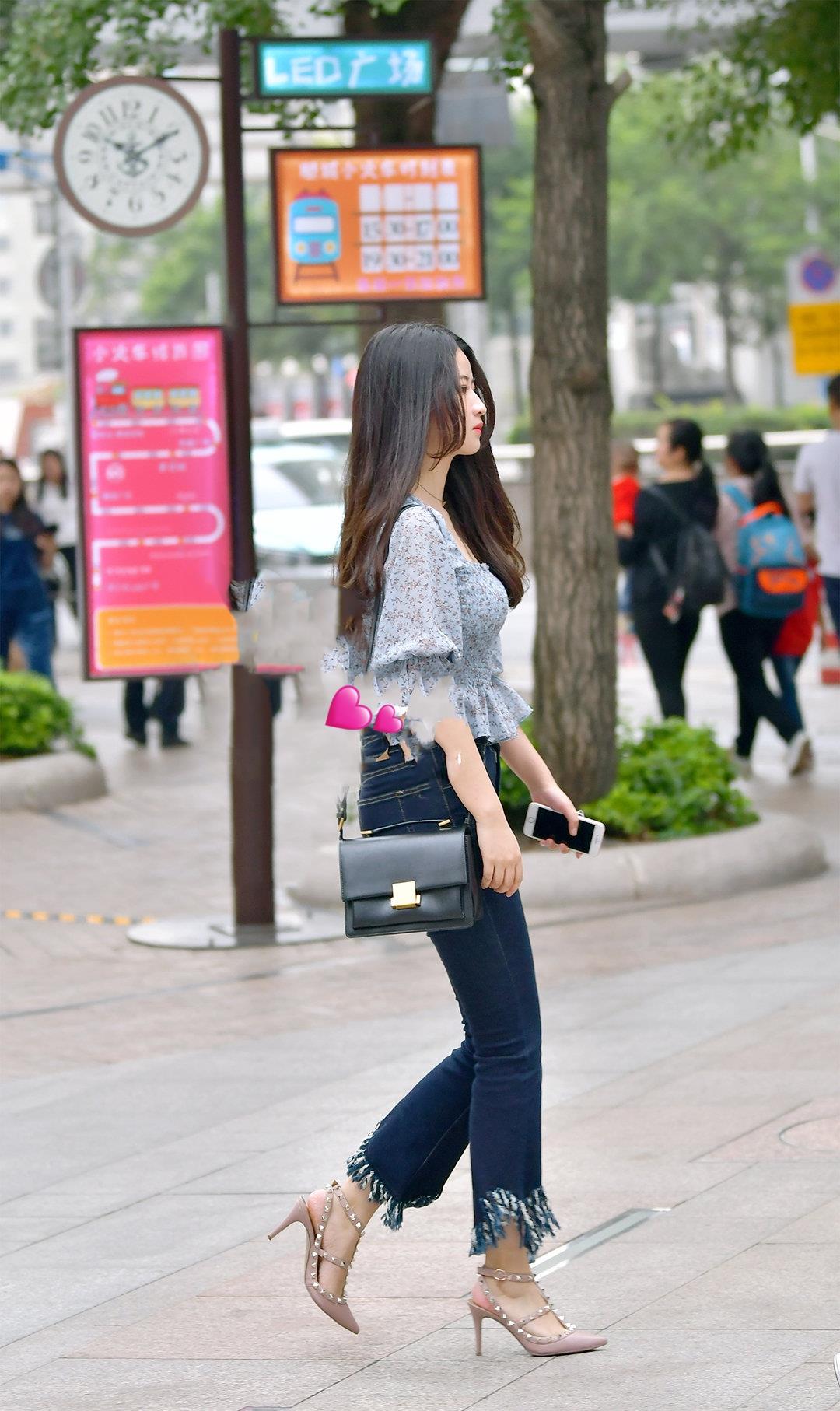 u领印花上衣搭配蓝色牛仔裤高跟凉鞋显得风情万种魅力十足
