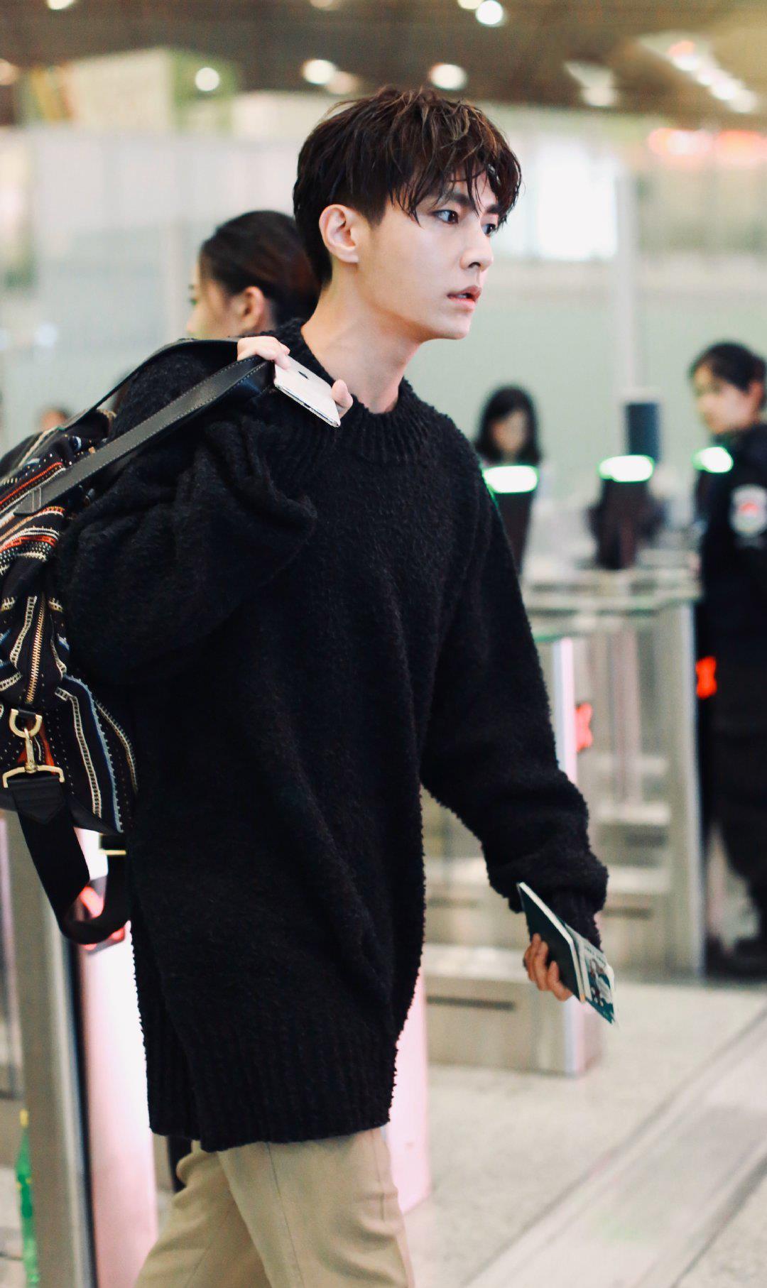 34岁炎亚纶少年气十足穿黑色毛衣搭直筒裤温暖又帅气