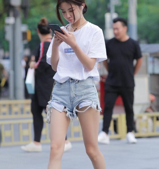 美女小姐姐白t恤搭配热裤,走到哪都能吸引回头率