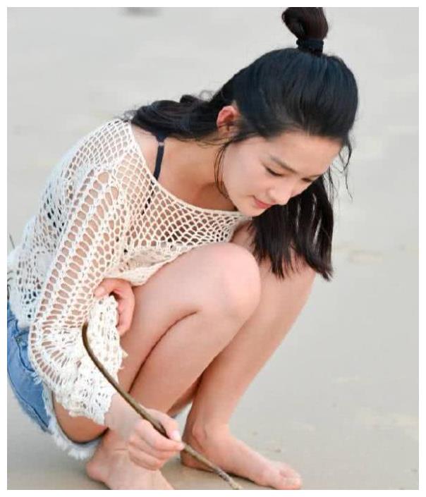 李沁穿短裤在海滩玩耍蹲下的那刻忘了短裤长度导演赶快打码