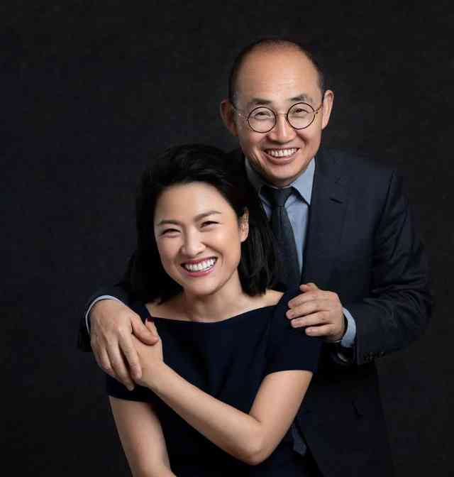 潘石屹老婆不当阔太当"霸总",职业长裙配短发,女强人气场十足_高清