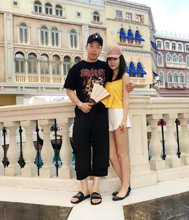德云社烧饼官宣妻子怀二胎饼嫂虽然长相很网红但是打扮却甜美