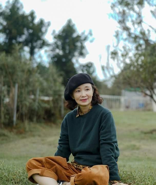 它给人一种灰粉的感觉,既不会有"装嫩感"又不会不好搭配,三木妈妈选择