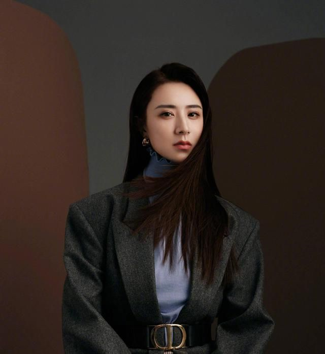 当红主播薇娅穿搭也很火,侧颜杀让人心动,深秋穿搭的模板__财经头条