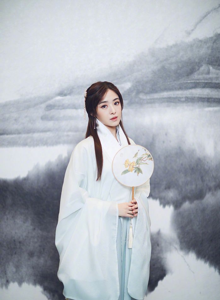 梦回兰陵王妃!张含韵古风造型写真曝光 穿古装气质温婉