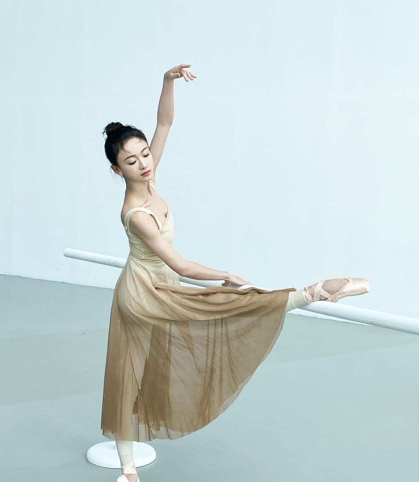 练舞蹈的女孩就是有气质,吴谨言举手投足间散发出舞者魅力