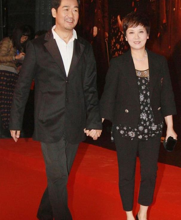 邓婕这身裙子真挺闪的薄纱造型更显窈窕真不像是50后的女人