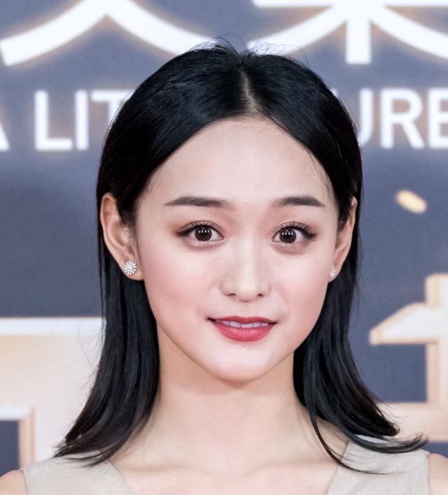 捧不红的女演员何泓姗出道9年被说成像赵丽颖努力迟早会红吧