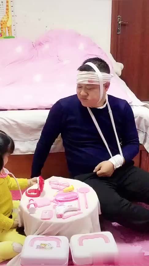 爸爸被妈妈打伤女儿化身济公活佛搓一个药丸放爸爸嘴里笑
