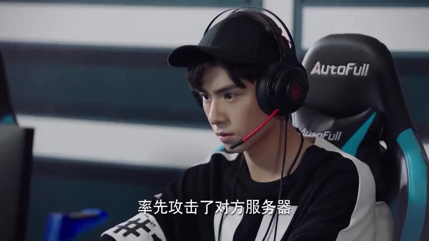 韩商言战队输了比赛,专用臭脸又来了!