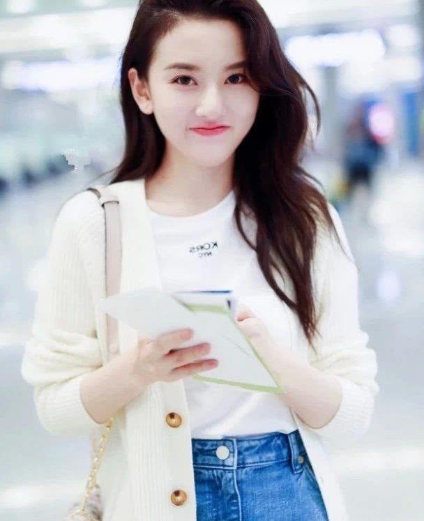 当你们在赞叹祖儿的颜值时,我注意到她穿的"国宝袜",超软萌