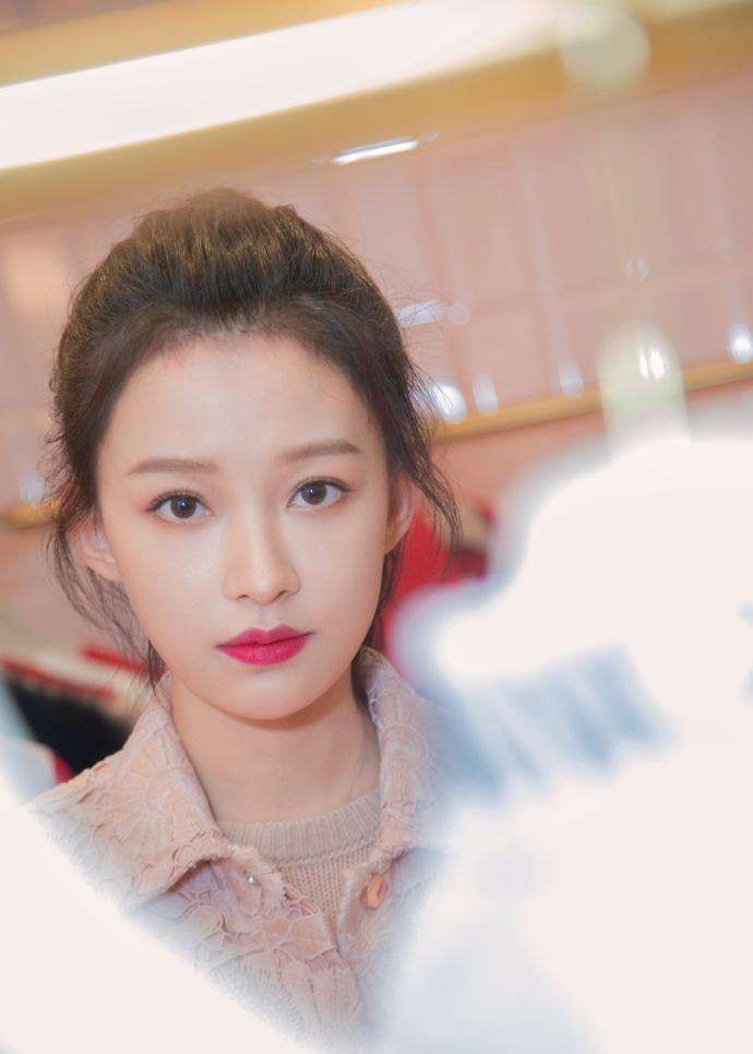 长相甜美且笑容阳光的美少女孙怡美图集__财经头条