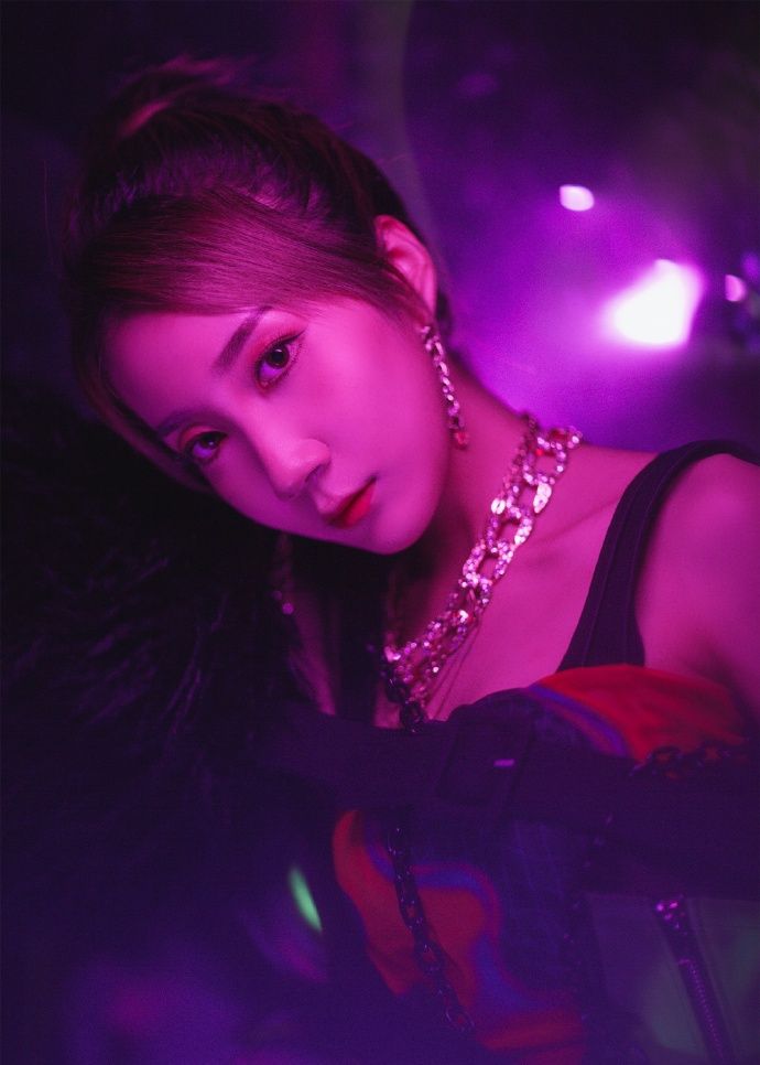 时尚美女明星乃万