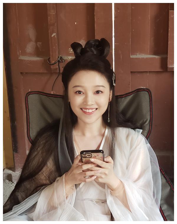 "树懒美女"金子涵,戴墨镜现身机场,粉丝:上帝吻过她的脸