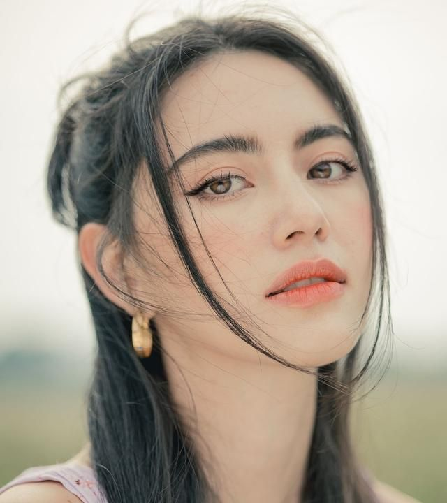 跟风人间芭比lisa,泰国女神yaya!__财经头条