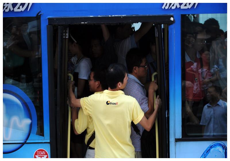 5座车坐满成年人,怀抱婴儿算不算超载?车主:为啥不查公交车?