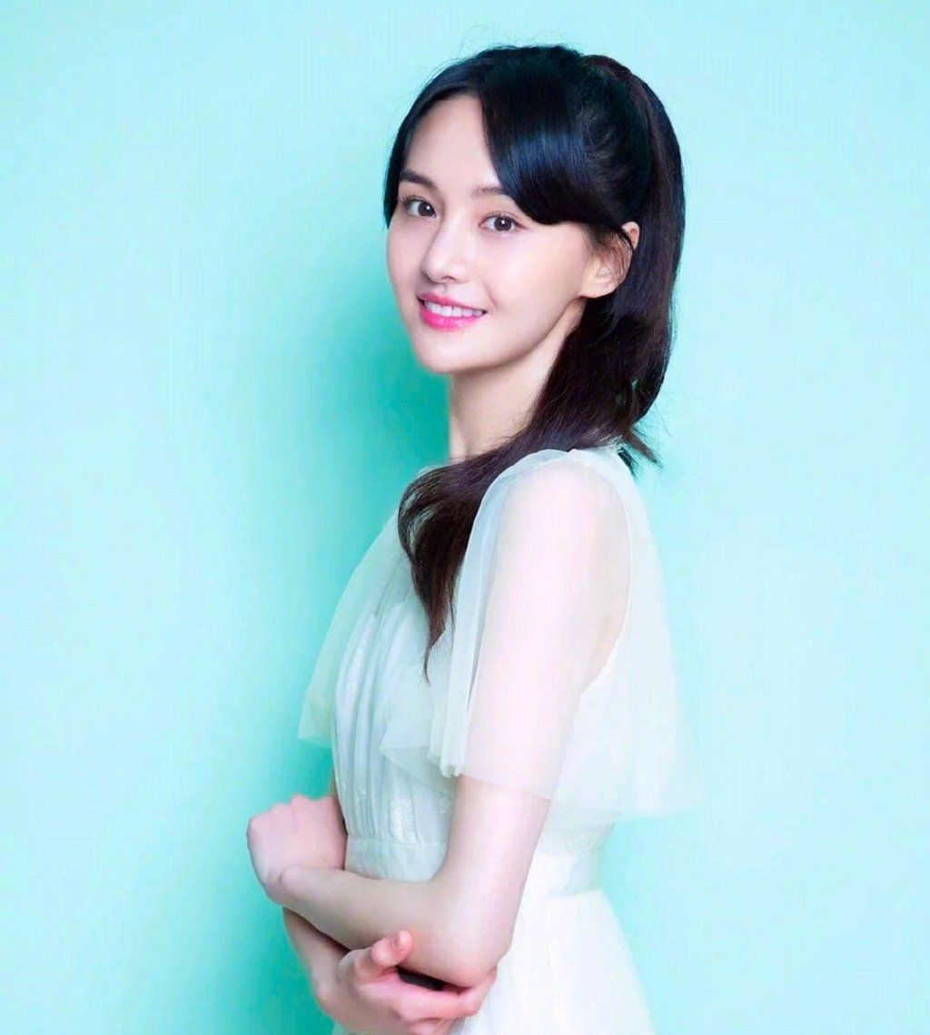 郑爽柔美,轻盈的气质,青春的色彩在她身上显得格外的绚烂!