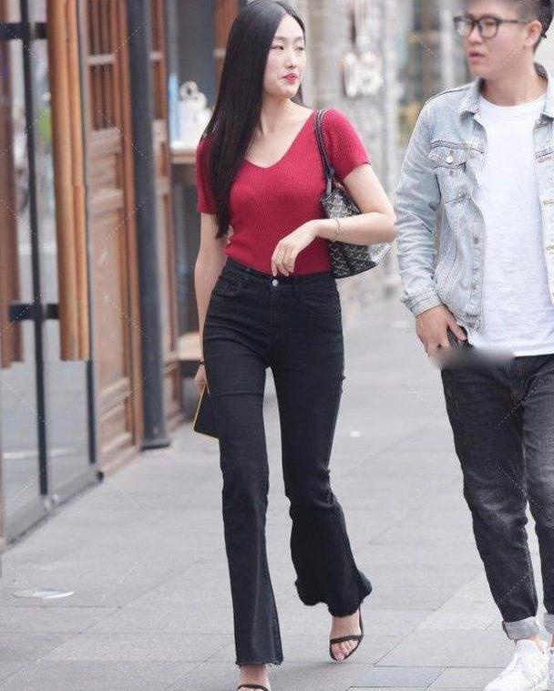 红色上衣塞进喇叭裤尽显都市女性风采 束脚高跟鞋一般人驾驭不了 红色上衣塞进喇叭裤尽显都市女性风采 束脚高跟鞋一般人驾驭不了
