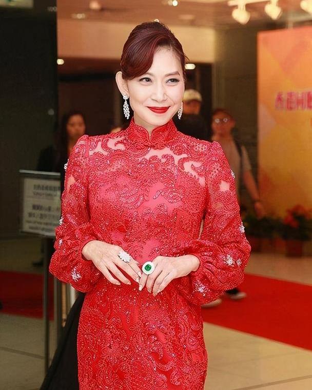 58岁邝美云才是真贵妇,穿蕾丝旗袍好优雅,气质光靠钱堆不出来