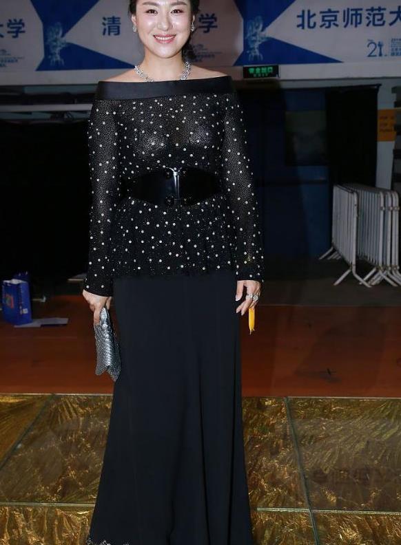 沈傲君老了更耐看穿彩色亮片裙时髦又减龄年过40岁风韵犹存