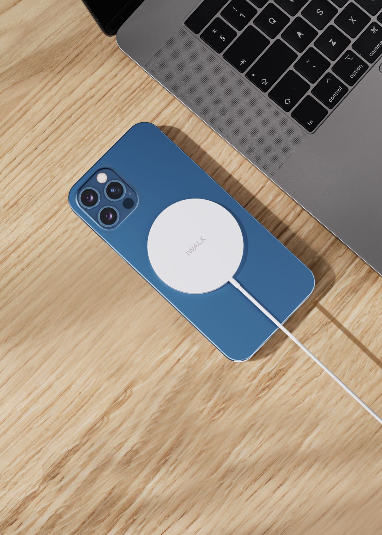 iwalk磁吸无线充电器给iphone充电其实可以非常简单