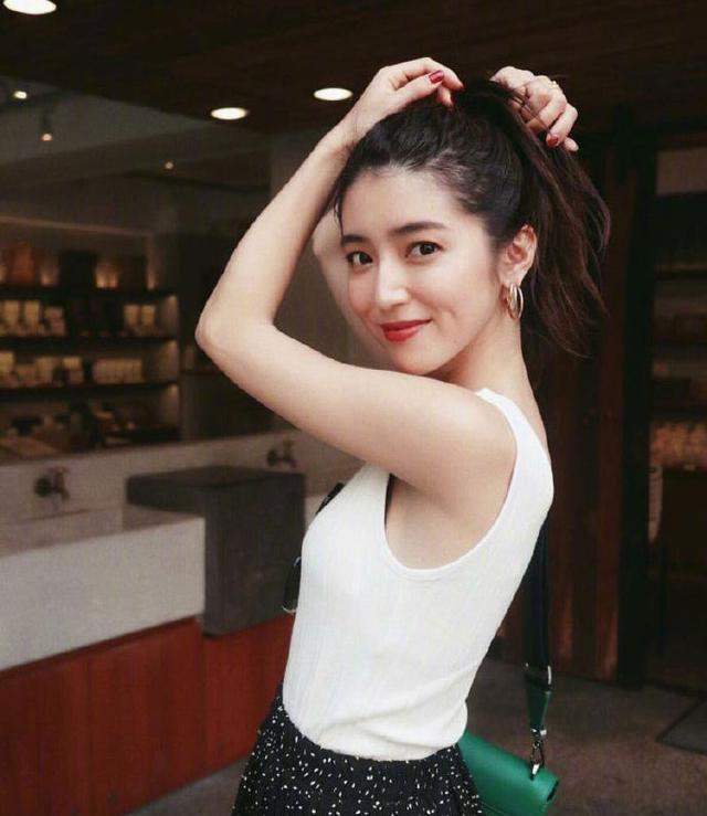 日本火了一位港风博主,基础款只要抹上红唇就时髦,大方又气质