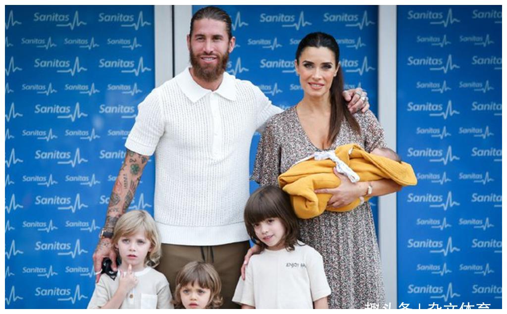皇马队长双喜临门带3个孩子接42岁妻子出院6年生4个宝宝