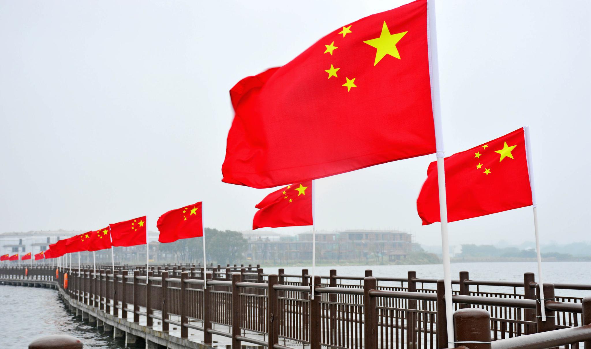 五星红旗迎风飘扬