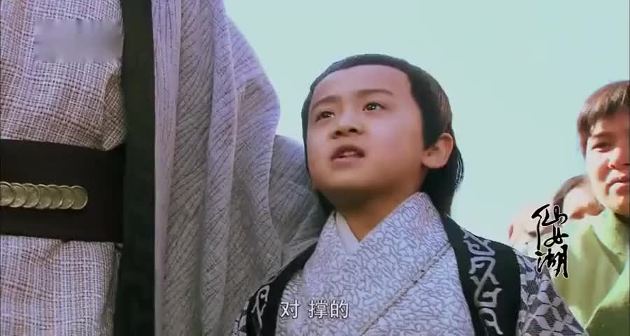 小伙英雄救美被人嘲笑,不料报出自己身份后,众人吓得当场跪下