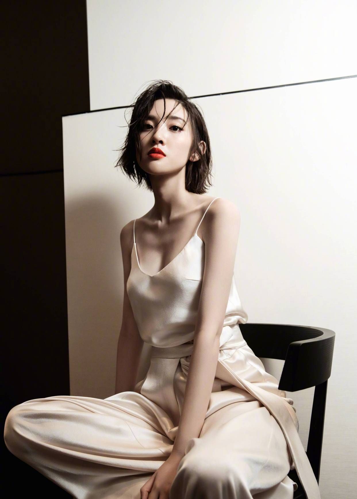 清纯如水的唐艺昕,睡衣写真竟然如此有料!