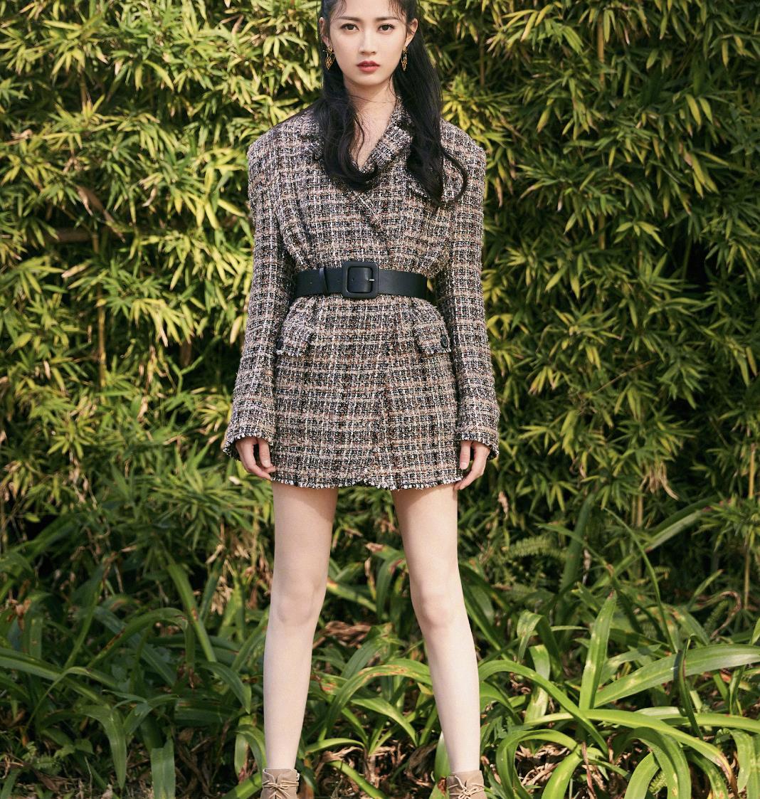 陈钰琪美出新高度,一袭"星空裙"巧露身材,微微一笑好少女