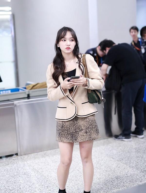 美极了程潇扎半丸子头少女感十足穿豹纹短裙散发野性美