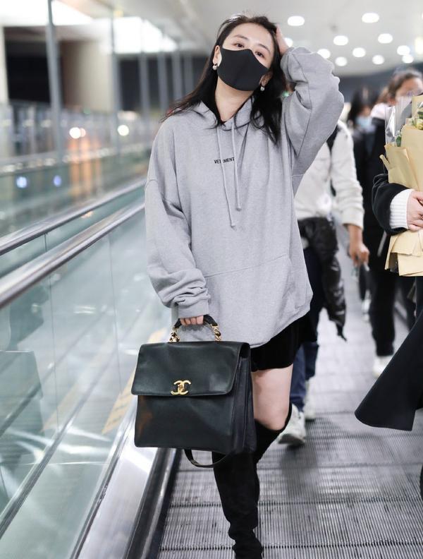 遮住了马思纯的腰肢,这种宽大的卫衣想要穿出时髦感,很多女生都会搭配