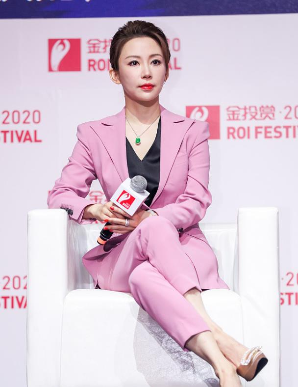 潘晓婷的魅力真挺强的,穿上吸烟装之后,更有霸道女财阀感