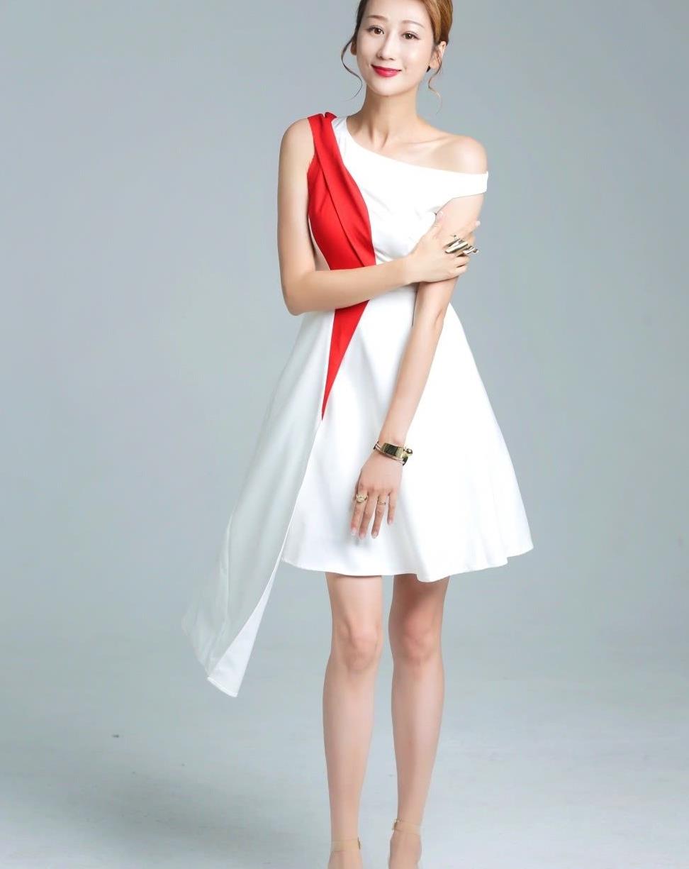 被蒋丽莎气质"惊艳",穿红色短款上衣搭配短款半身裙,高挑纤瘦__财经