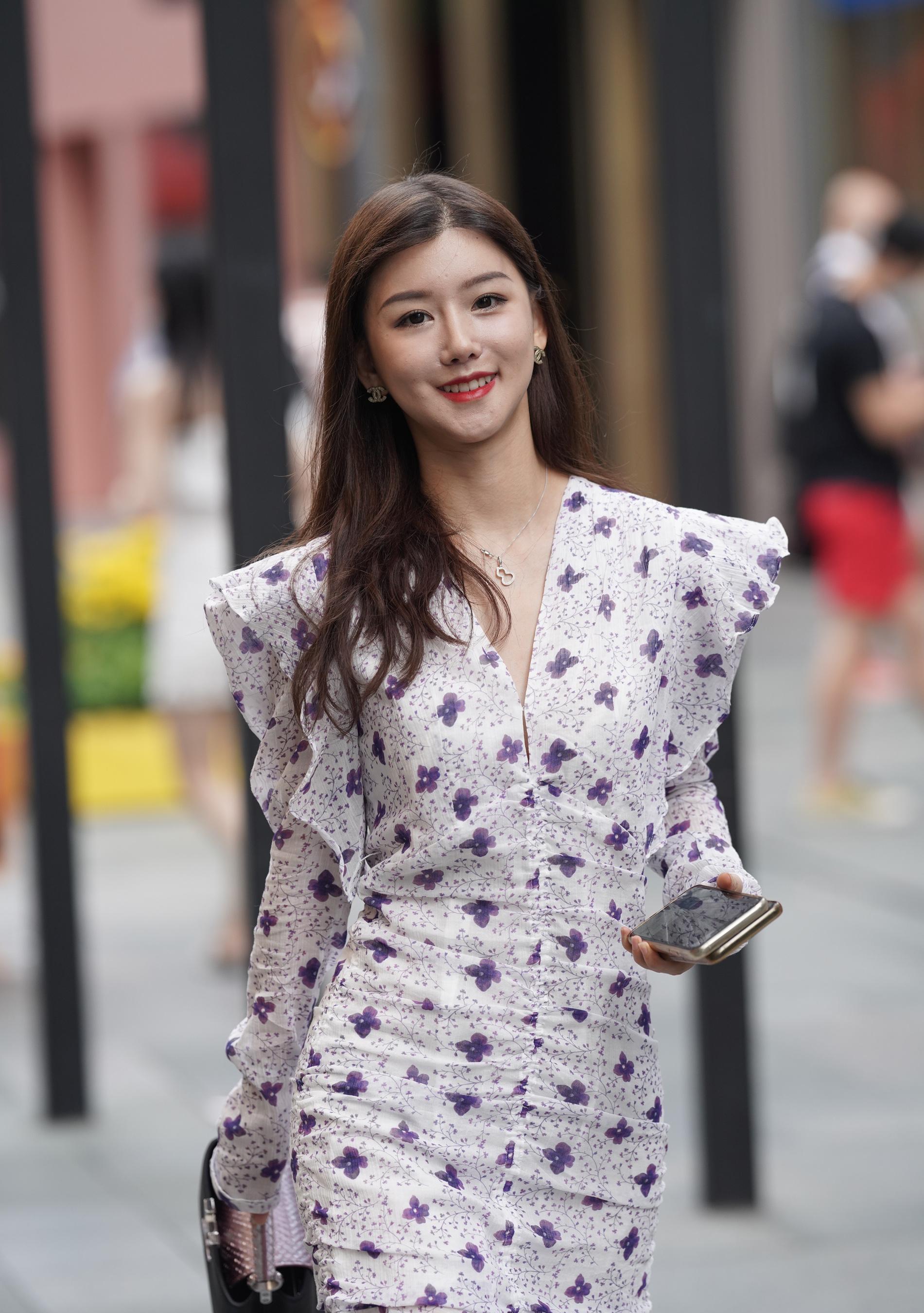 复古风格同样时尚,甜甜的女神神采奕奕,真够美的__财经头条